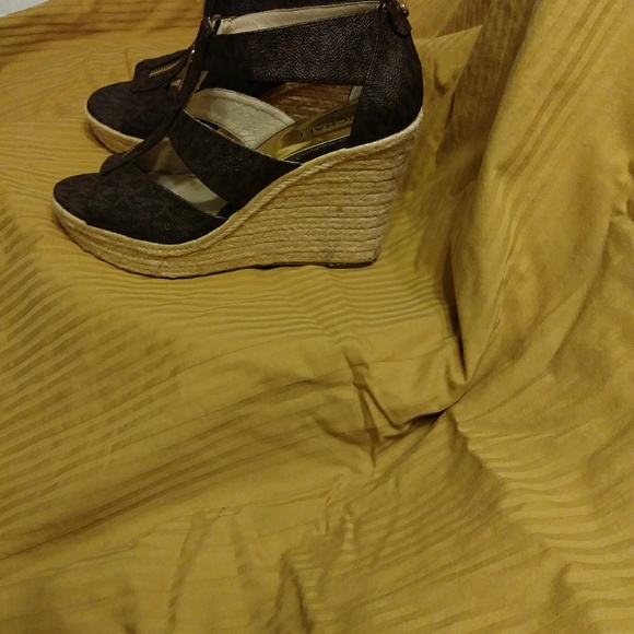 Michael Kors wedge heel shoes. Almost like new! - Picture 4 of 4